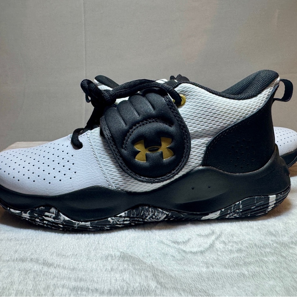 NEW BOYS' UNDER ARMOUR BIG KID ZONE BASKETBALL SHOES sz 5.5